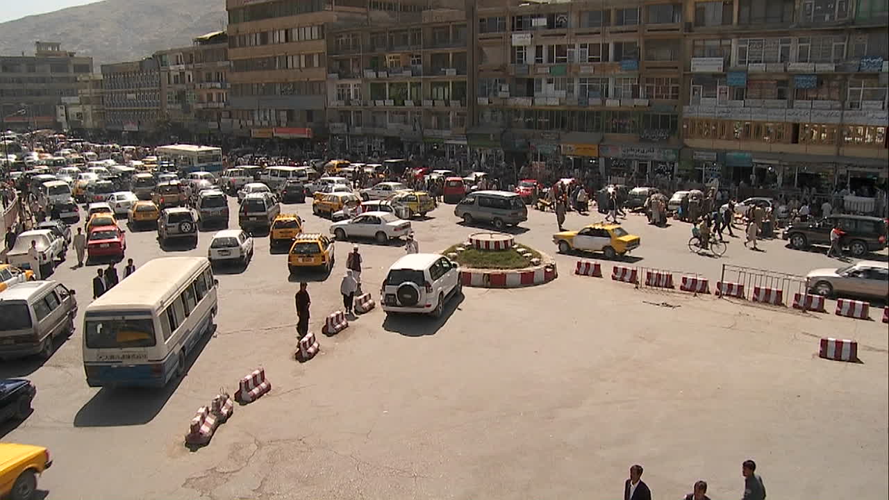 버스 택시와 차량 통행이 있는 아프가니스탄 카불 시내의 넓은 설정 샷