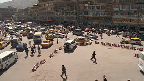 Un-Plano-Amplio-Del-Centro-De-Kabul,-Afganistán,-Con-Taxis-De-Autobús-Y-Tráfico-De-Vehículos.