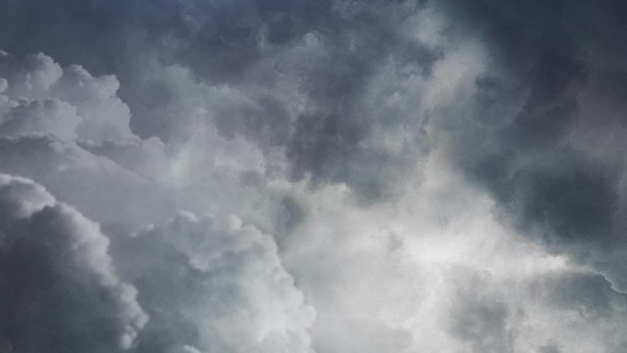 뇌우와 함께 움직이는 두꺼운 구름 덩어리의 4k 보기