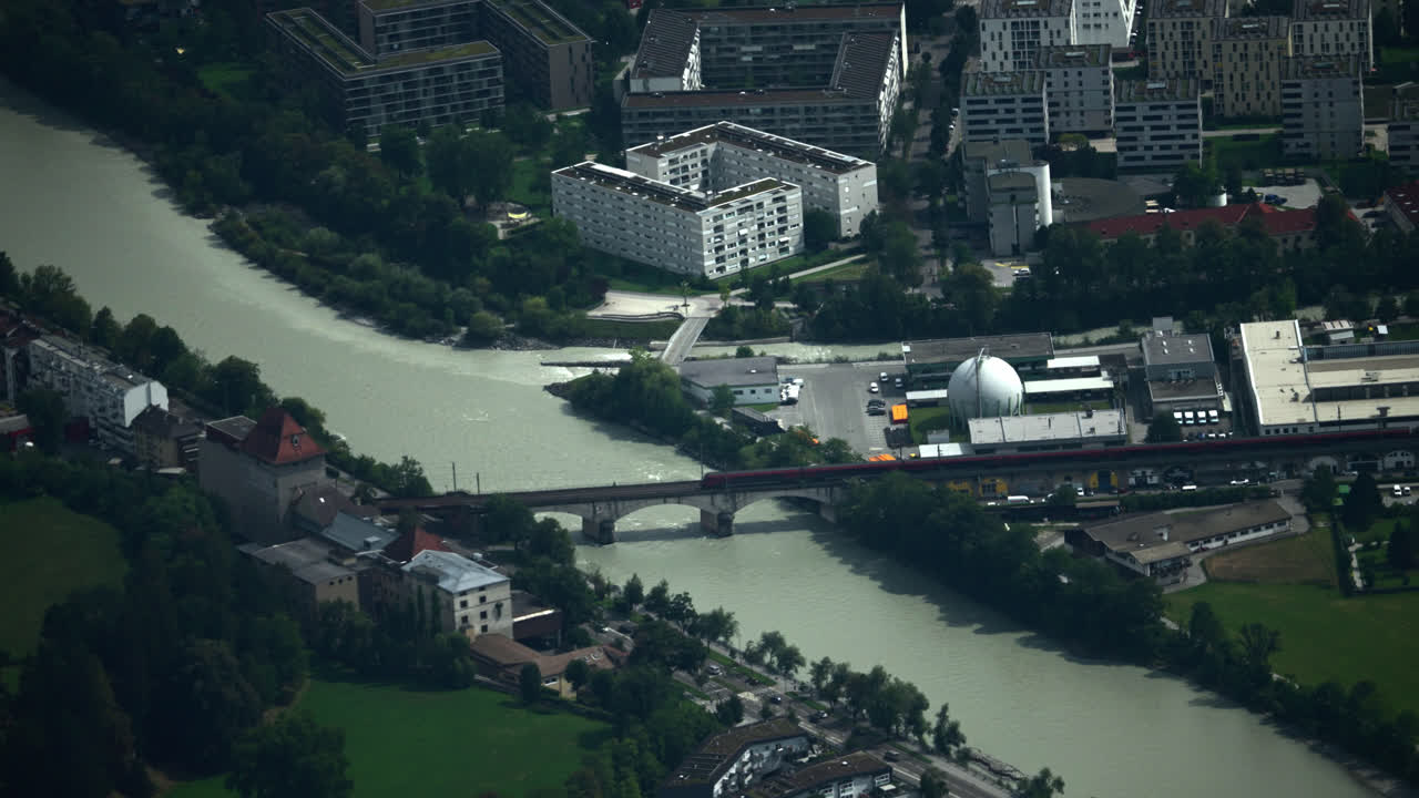 오스트리아 인스브루크의 뮬라우어 아이젠반 다리를 건너는 기차가 극망원 렌즈로 포착되었습니다.