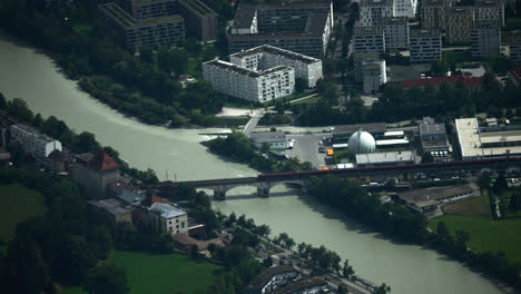 Zug-überquert-Die-Brücke-Der-Mühlauer-Eisenbahn-In-Innsbruck,-Österreich,-Aufgenommen-Mit-Einem-Extremen-Teleobjektiv