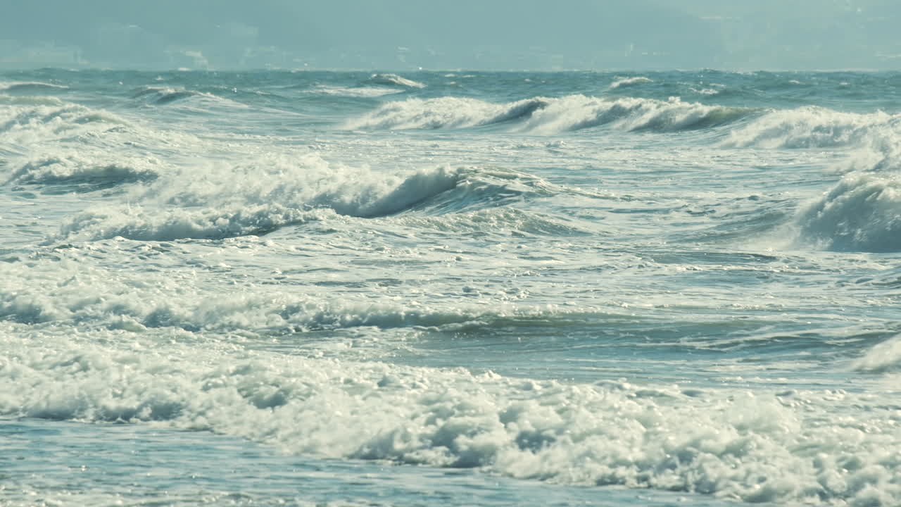 큰 파도가 굴러가는 느린 움직임
