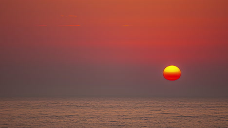 Time-lapse-of-vibrant-colorful-sunrise-over-ocean-or-sea