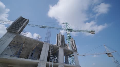 grúa de construcción en el fondo del cielo. sitio de construcción.