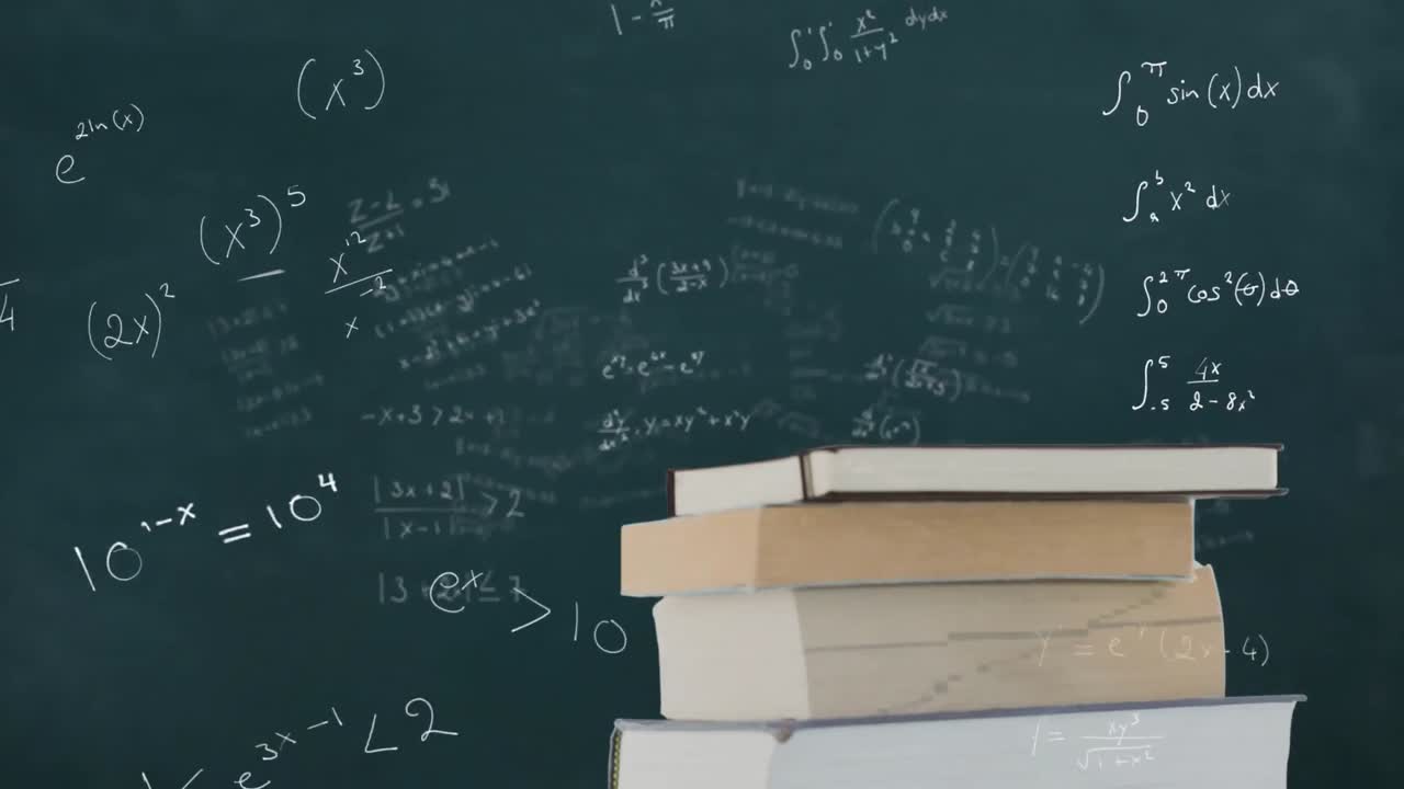 Buch vor mathematischen Gleichungen auf schwarzer Tafel