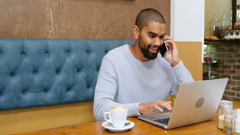 Mann-Benutzt-Laptop,-Während-Er-Laptop-4K-Benutzt