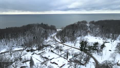 Rising-upward-and-panning-right-over-the-Beachwood-Neighborhood-in-Muskegon,-MI