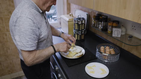 hombre preparando comida en la cocina