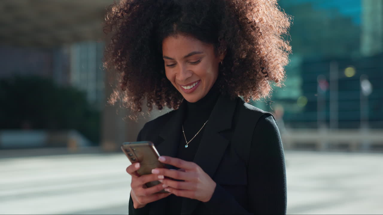 designer, app mobile o donna felice in città