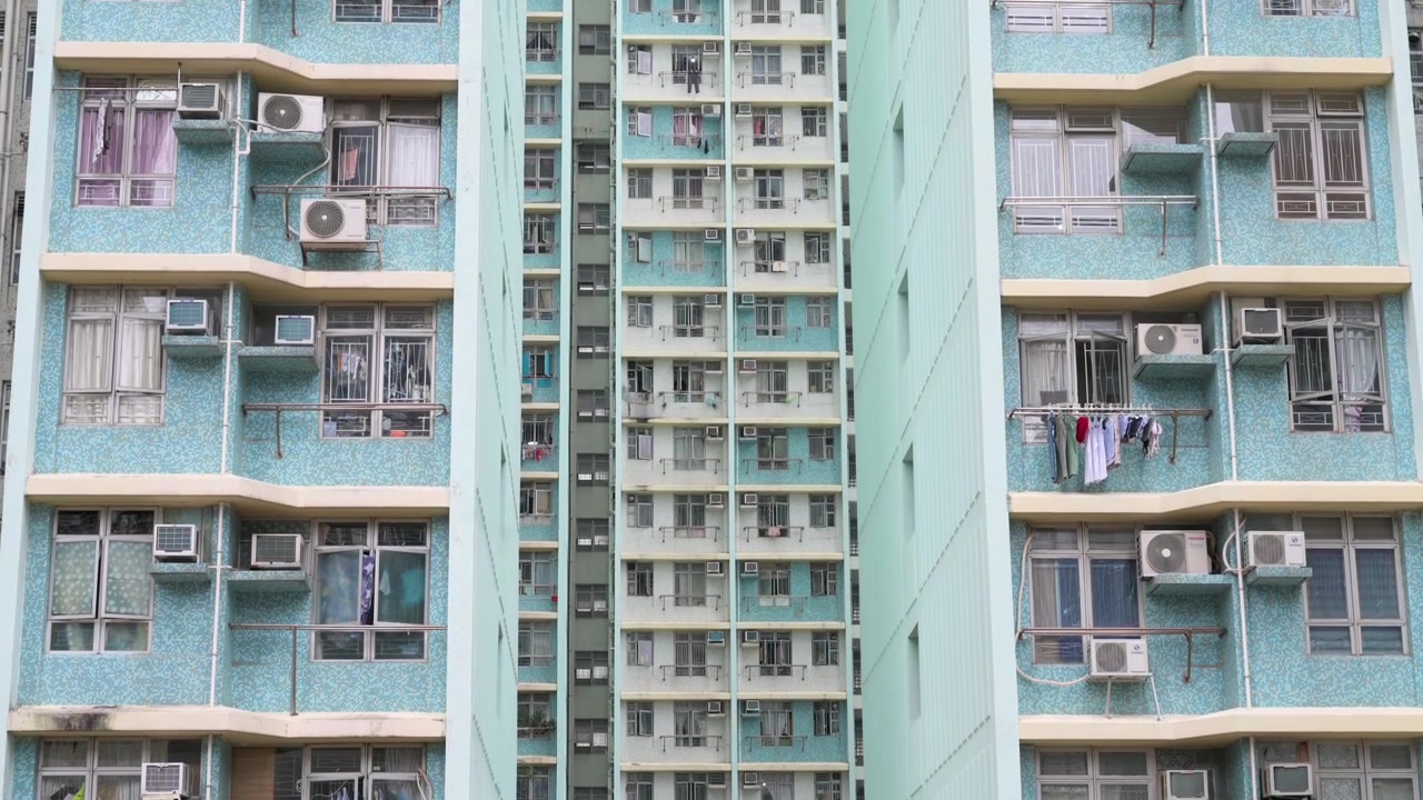 Toma estática de un complejo de apartamentos de viviendas públicas de gran altura en Hong Kong.