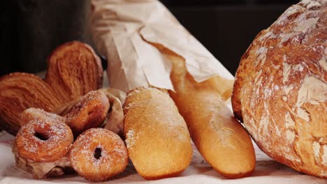 variedad de panes y pasteles recién horneados