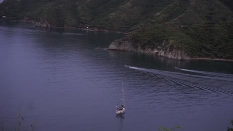 barcos que salen de la orilla rápido rumbo al mar abierto
