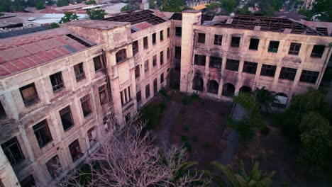 vista aérea del edificio abandonado de la ex maternidad del hospital barros luco, santiago, chile