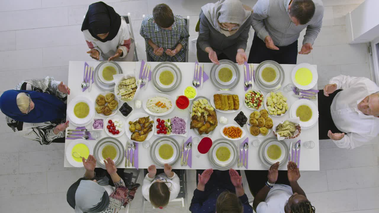 집에서 가족과 함께하는 라마단 저녁 식사