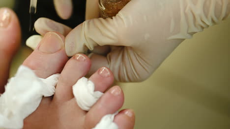 Aplicar-Un-Esmalte-De-Uñas-Durante-La-Pedicura