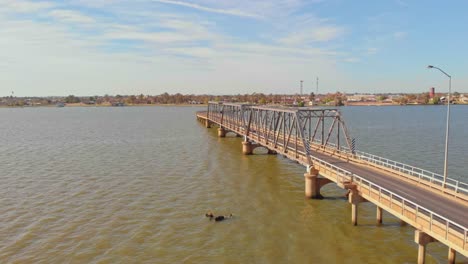 교통 교차로와 함께 yarrawonga mulwala 다리를 따라 공중