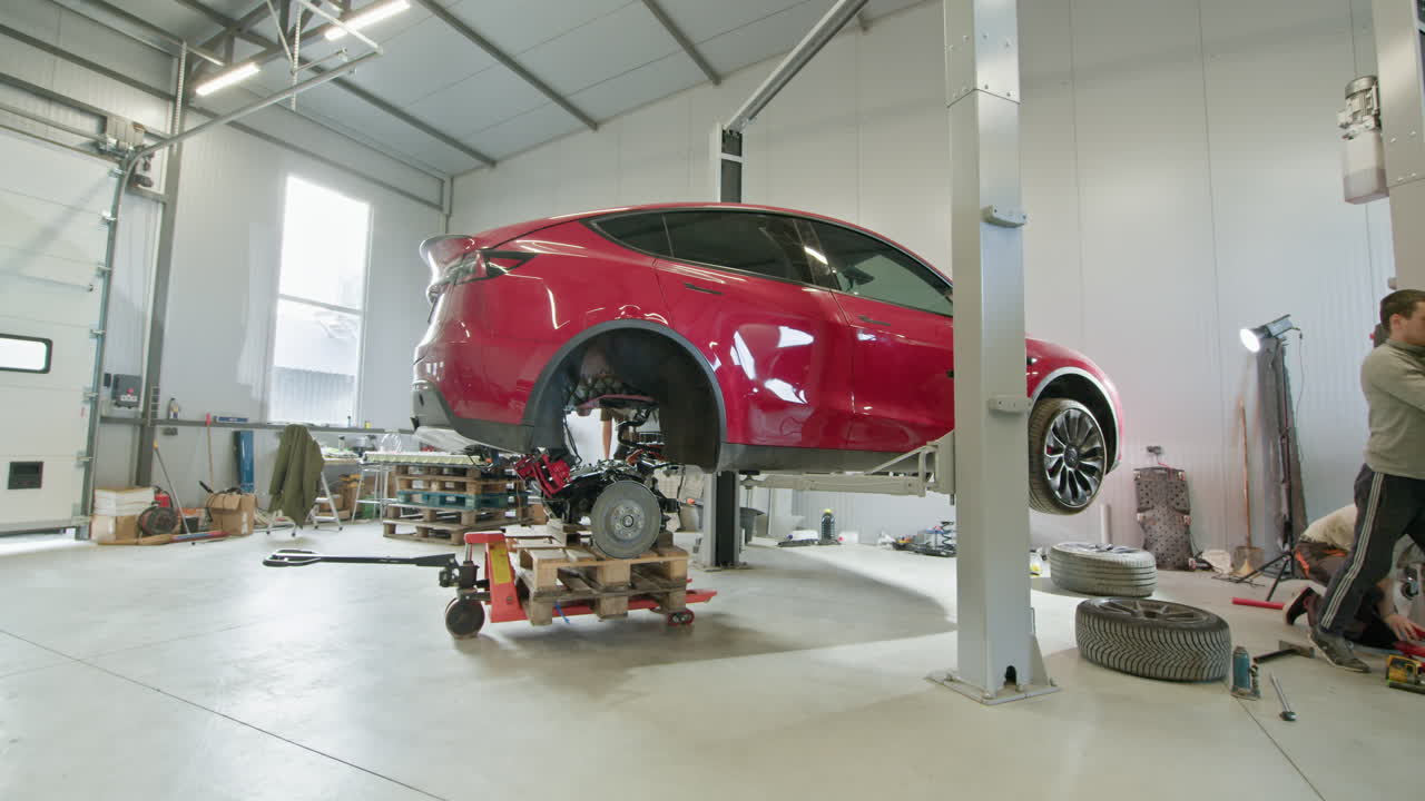 tesla modelo y reparación en un taller