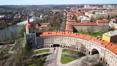 Porubsky-Arc,-Zamecky-Rybnik-Und-Die-Stadt-Ostrava-An-Einem-Sonnigen-Tag-In-Der-Tschechischen-Republik