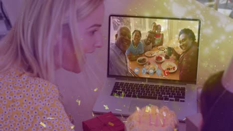 animación de confeti sobre una familia caucásica haciendo una videollamada
