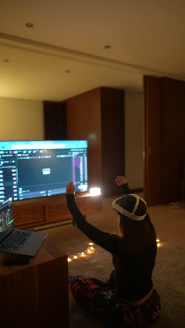 mujer que negocia acciones por la noche usando auriculares vr