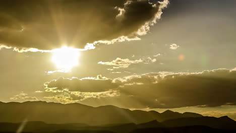 Luz-Solar-Brillante-Entre-Siluetas-De-Nubes-En-Un-Amanecer-Soleado