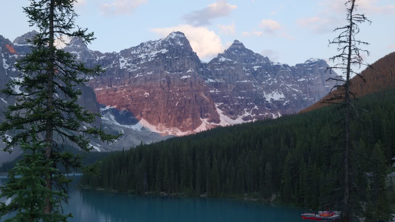 el lago de la morrena de canadá, enclavado en el valle de los diez picos, la grandeza de la naturaleza se despliega