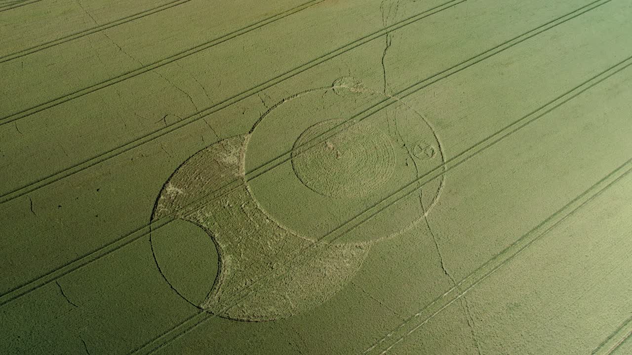 wiltshire wootton ríos extraño patrón de círculo de cultivos en el campo campo de tierras de cultivo vista aérea de drones aumento de ojo de pájaro