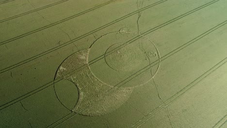 Wiltshire-Wootton-Rivers-Seltsames-Kornkreismuster-In-Der-Landschaft-Ackerland-Feld-Luftdrohne-Blick-Aufsteigende-Vogelperspektive