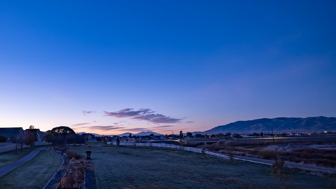 가을에 교외 해가 뜨는 시간  ⁇ 스 - 슬라이딩 공개