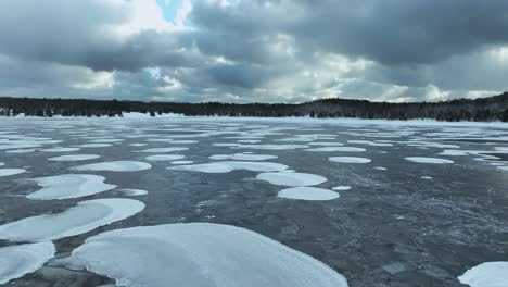 Tirando-Y-Elevándose-Sobre-El-Hermoso-Hielo-Durante-Una-Ráfaga-De-Nieve