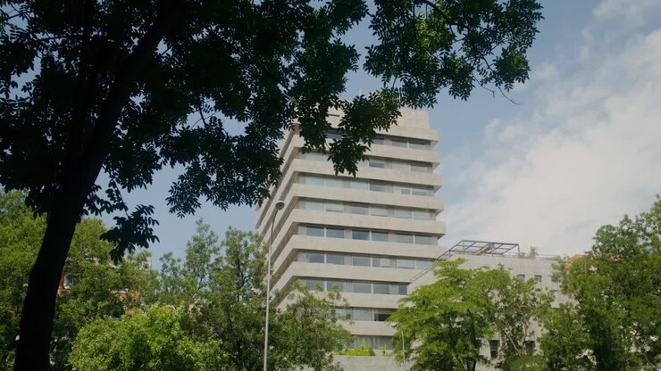 Edifício moderno de apartamentos em um parque da cidade