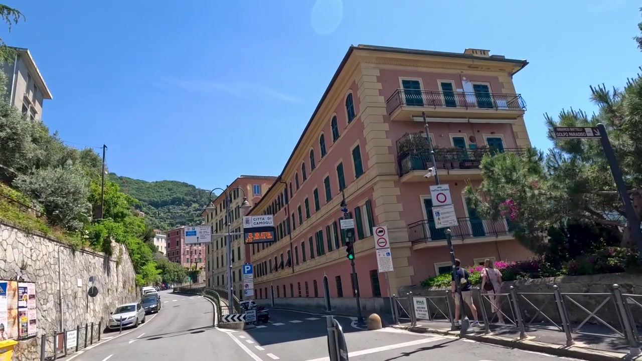 Veduta stradale di edifici storici e strada costiera a Camogli, Italia