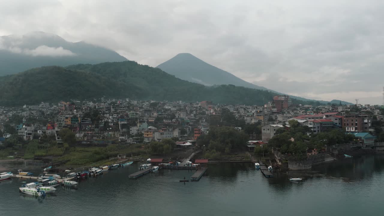 veleros en el puerto del lago atitlan con vista a los volcanes en guatemala
