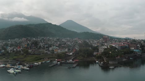 Veleros-En-El-Puerto-Del-Lago-Atitlan-Con-Vista-A-Los-Volcanes-En-Guatemala