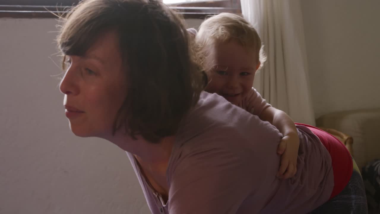 침실 에서 아기 와 함께 집 에 있는 백인 여자