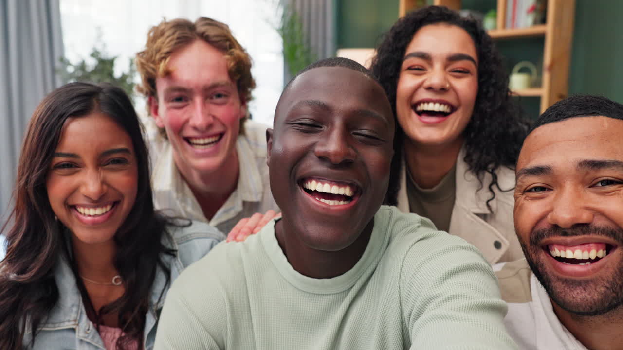 Eine Gruppe von Freunden macht ein Selfie
