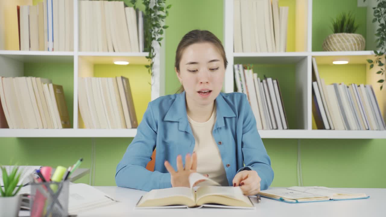 젊은 아시아 여성 학생이 춤을 추고, 재미를 느끼고 있습니다.