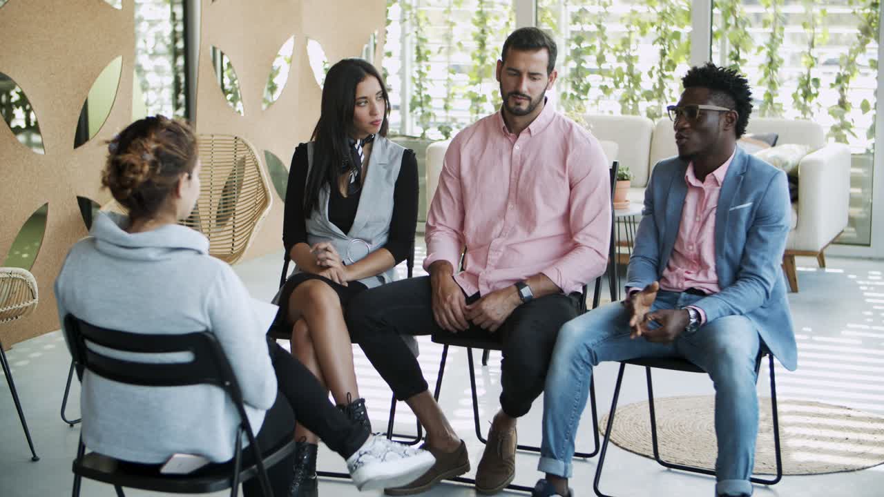hombre afroamericano enfocado hablando durante la reunión