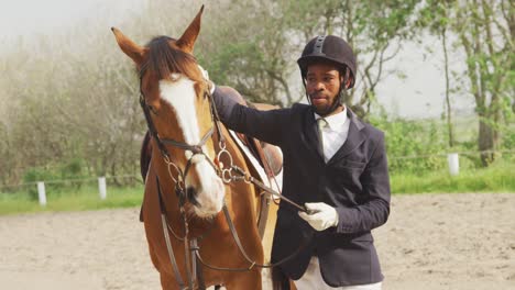 Hombre-Afroamericano-Acariciando-Su-Caballo-De-Doma