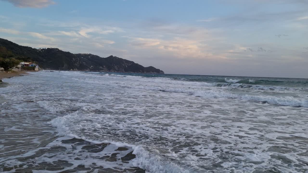 Grandi onde sull'isola di Corfù, Grecia.
