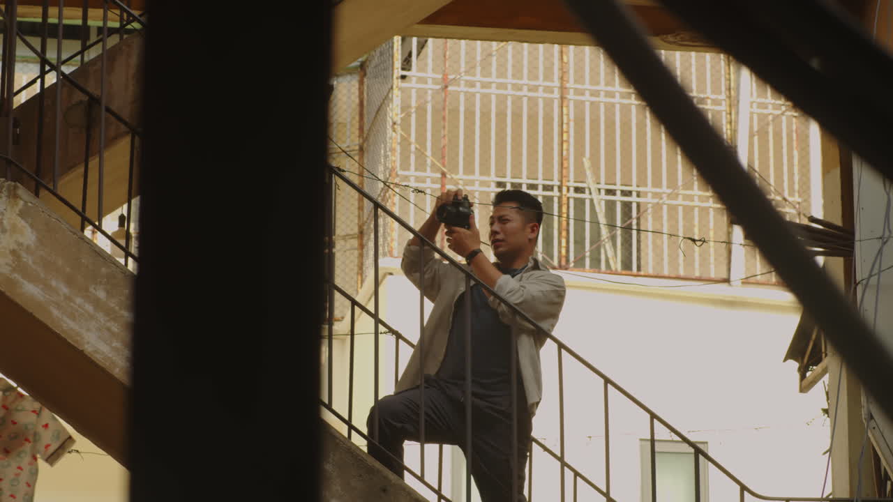 Ragazza asiatica che partecipa a un servizio fotografico all'aperto con un fotografo uomo