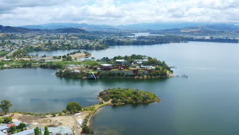 Isla-Del-Museo-Hobart-Mona-Playa-En-El-Río-Derwent-Tasmania,-Drone-Aéreo-4k