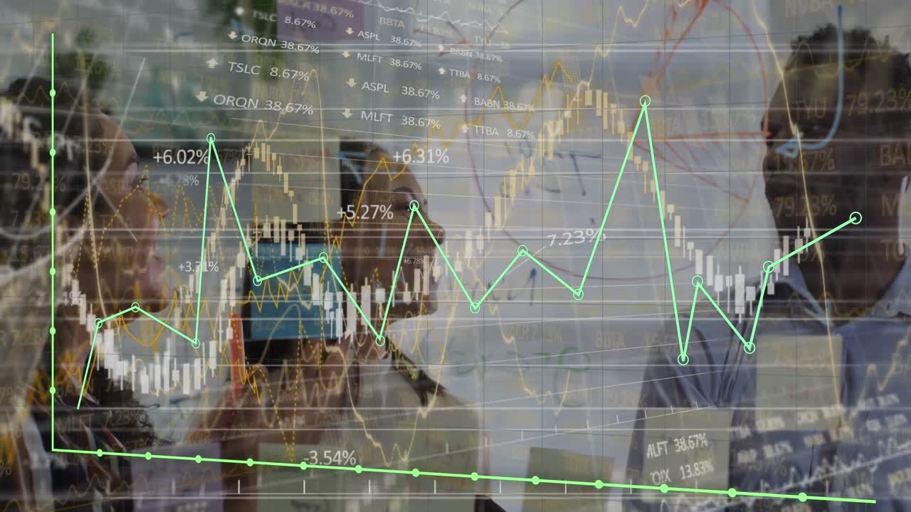 animación del procesamiento de datos sobre felices colegas diversos de alto cinco en la oficina
