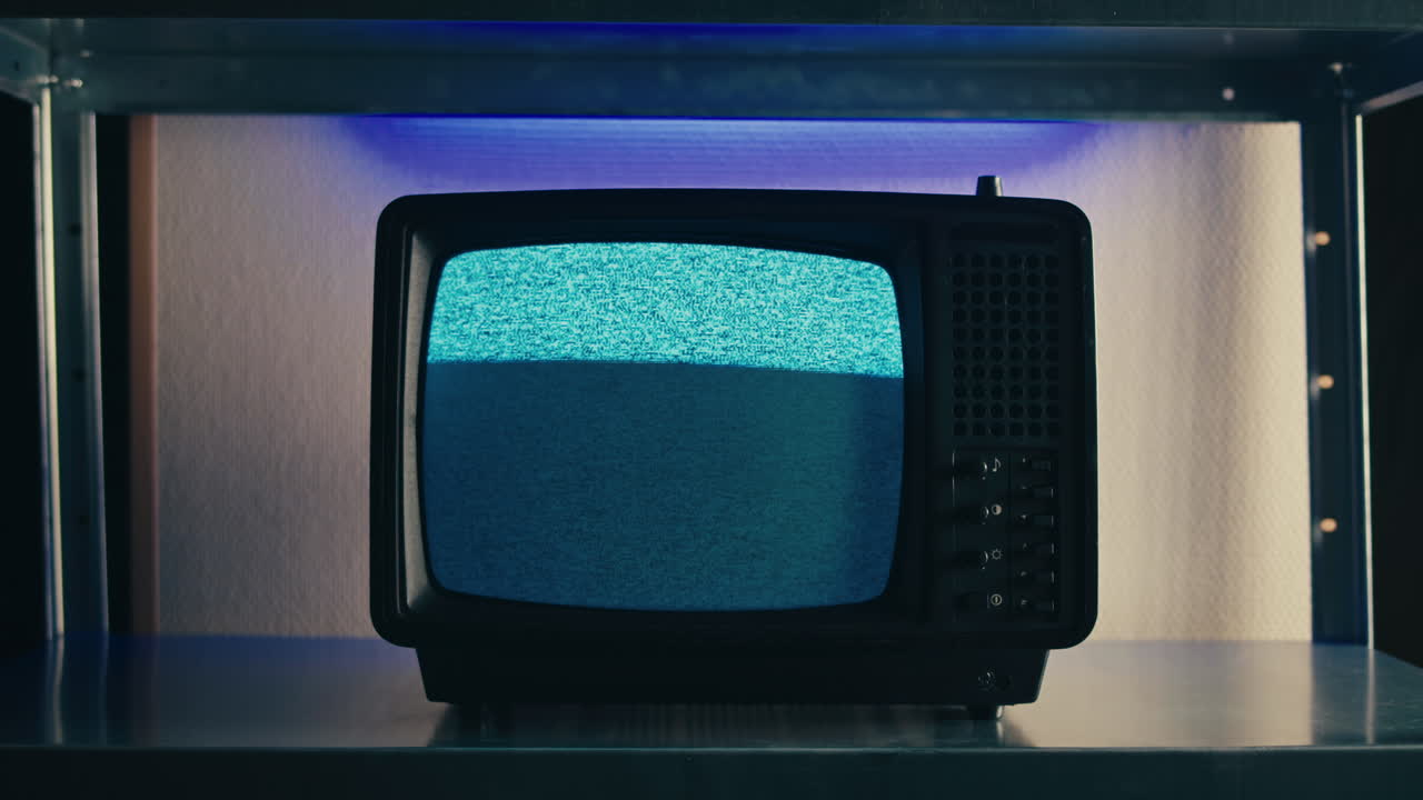 Una TV retrò che mostra la neve, creando un'atmosfera vintage nostalgica con tonalità blu e verdi