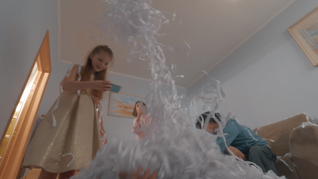 재미있는 종이 파티에서 아이들이 스스로를 즐겁게 하고 있습니다.