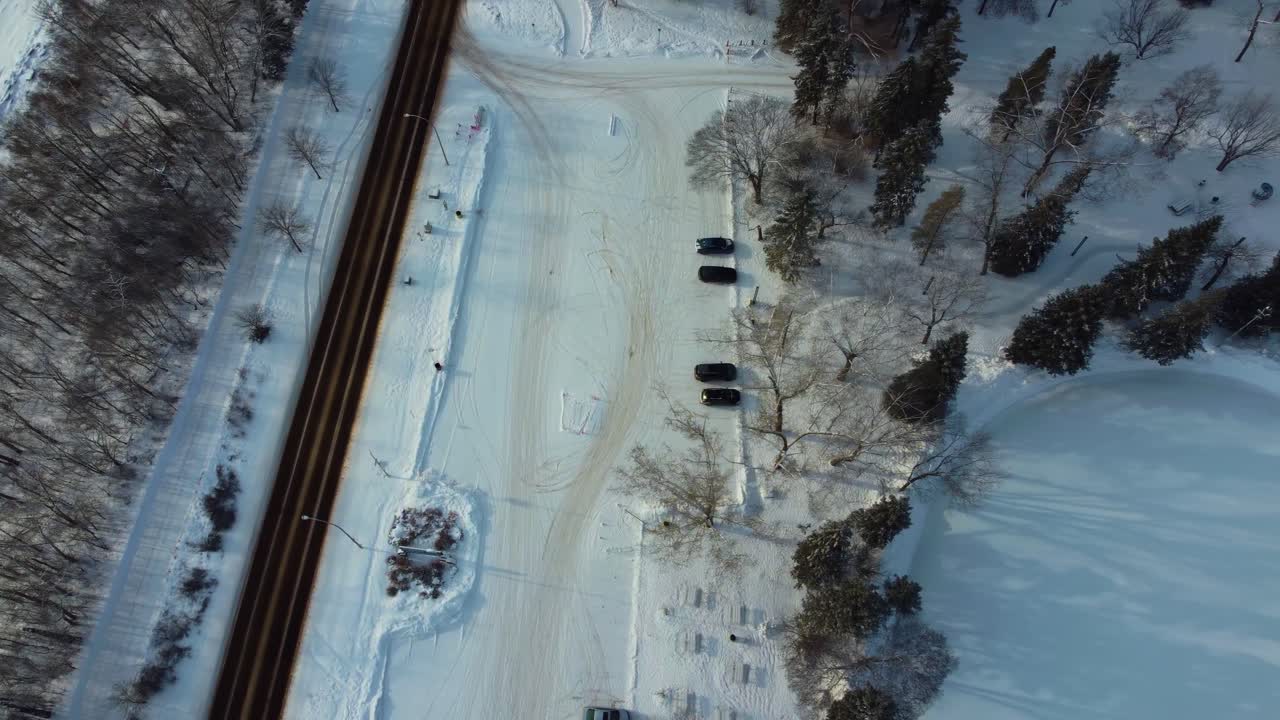 공중 겨울 평행 비행 눈 덮인 조감도 일몰 노스 서스캐처원 강 빈 주차장 빅토리아 공원 파빌리온 ice1-3에서 캐나다에서 다음으로 가장 큰 인공 아이스 스케이트 링크