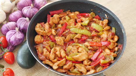 pollo y verduras fritos