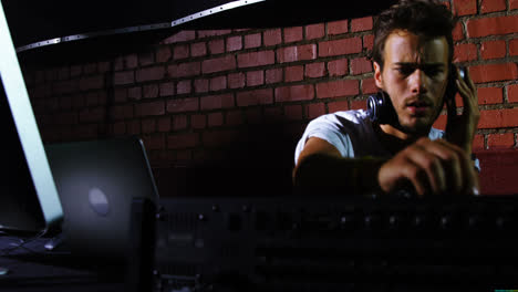 dj hombre usando la consola de mezcla de sonido en un concierto 4k