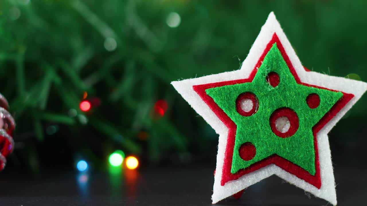 close up de la estrella de navidad y la decoración de navidad con guirnaldas, adornos y luces parpadeantes