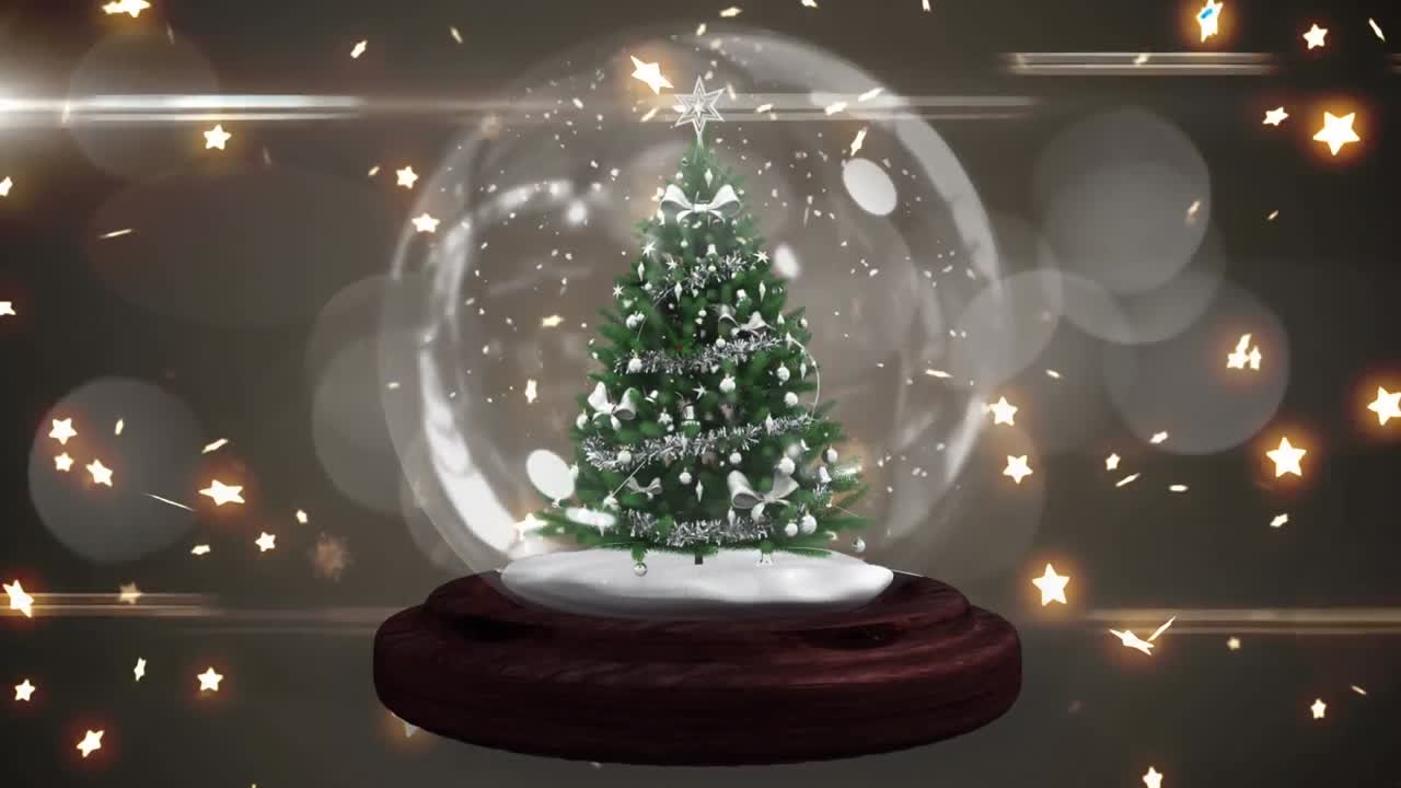 스노우 글로브 에 장식 된 크리스마스 트리 의 애니메이션, 검은색 에 반 ⁇ 이는 별 들 이 떨어지고 있다